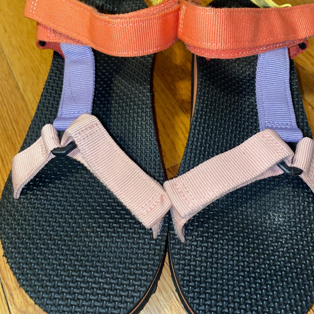 Time and Tru Multicolor sport Sandals 9